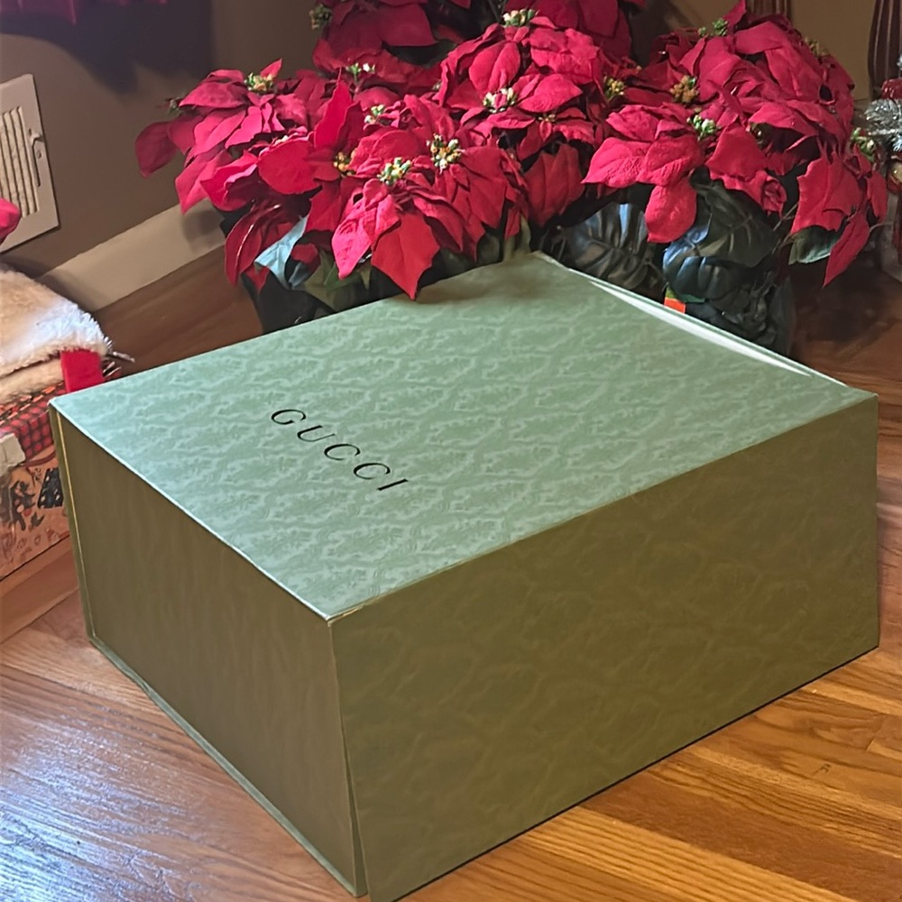 XL Gucci Magnetic Box with Gucci Tissue, Ribbon and Store Card and Envelope!!!